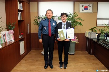 김태철 예천경찰서장 현금 도난 예방한 농협 직원감사장 수여