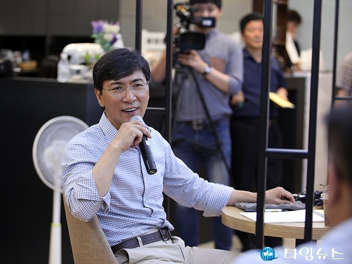 안희정 지사, “난 특정후보의 대체나 보조가 아니다”