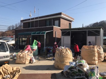 봉화군 봉성면 봉양1리 부녀회 농약병 수거 활동