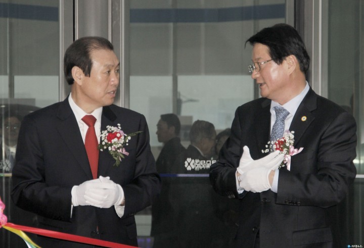 원창묵 원주시장, 신용선 도로교통이사장과 담소