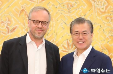 문재인 대통령, ‘정보와 민주주의에 관한 국제선언’ 적극지지