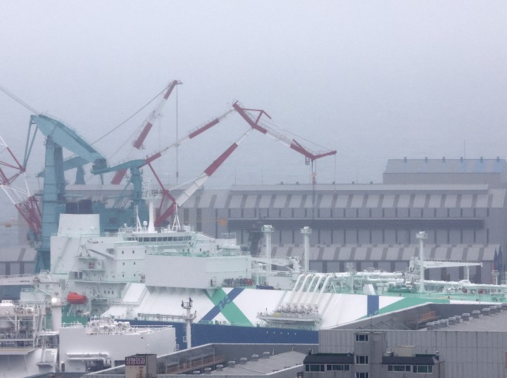 '사투의 28시간'…잠수함 화재 고립자 구조, 폭발 위험에 이틀째 '답보'