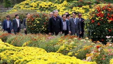대전 동구 주민자치위원장들, 국화전시회 성공 기원 ‘한마음’ 
