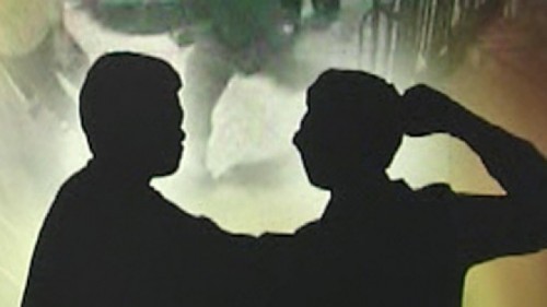 알콜의존증 입원환자  저녁배식 문제로 말다툼 하던중 흉기 들고 얼굴과 복부부위 등을 수차례 찌른 피의자 검거