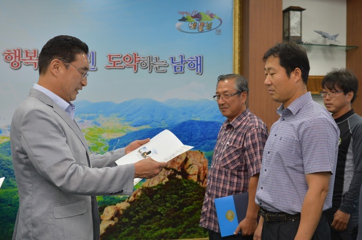 남해군, 수상인명구조요원 자격증 전달 및 간담회 가져