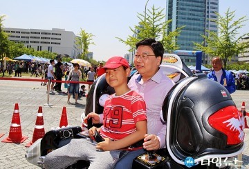 로봇 조종하는 권선택 대전시장