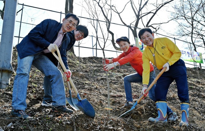 박용갑 중구청장, 체육복지센터 나무심기 동참