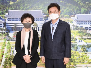 지역 순회 경북 방문 이철우 도지사와 만남을 한 최영애 국가인권위원장