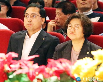 ‘시민과 함께하는 우리동네 사업설명회’에 참석한 박희조 동구청장과 박영순 동구의회 의장