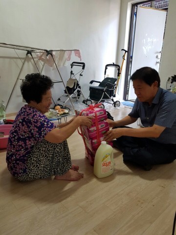 복대2동 이석영 동장 독거노인 위문