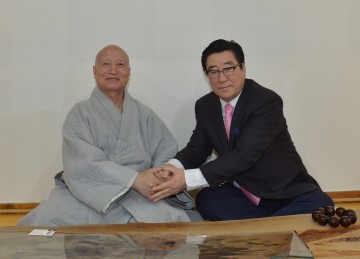 윤석우 충남도의회 의장, 수덕사 방장 설정스님과 환담