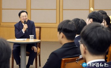 새내기 공직자들과 대화 나누는 이장우 대전시장