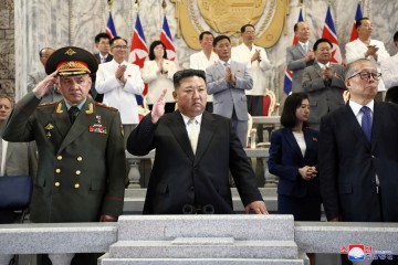 김정은, 화성18형 ICBM 향해 경례…중러 대표는 엄호하듯 양옆에