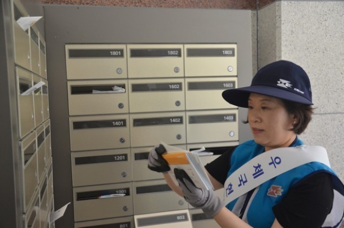 민병주 의원, 우편·택배 배달 ‘비지땀’