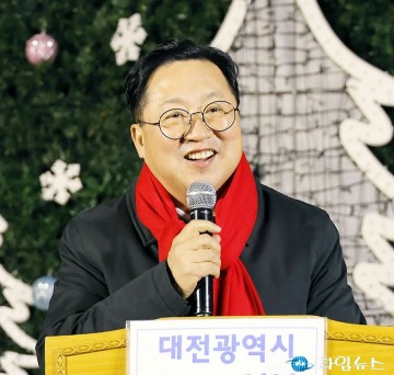 성탄트리 밝힌 이장우 대전시장, 사랑과 나눔이 넘치는 겨울 되길