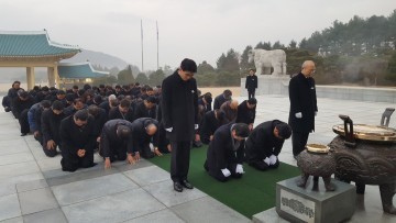 새누리당 대전시당, 현충원서 무릎 꿇고 사죄참배