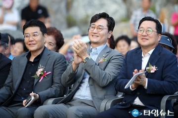 웃음 속에 신경전…이장우·장철민·정명국, 용전한마당축제 “한 줄 착석”