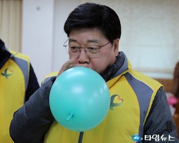 권선택 대전시장, 풍선은 어떻게 불어야?