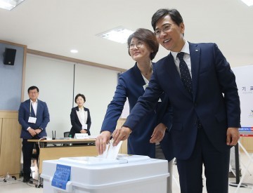 안희정 지사, 사전투표 실시