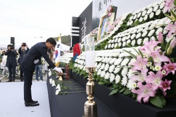 안희정 지사, 이기정 할머니 영결식 조문