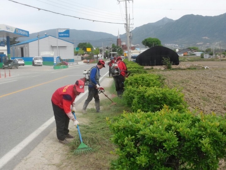 가조면 산불감시원 도로변 정비로 지역사랑 실천