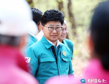 주민과 대화 나누는 최충규 대덕구청장