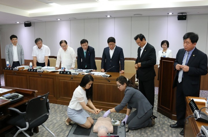 충남도의회 교육위원회, 심폐소생술 교육 직접 점검 및 실습