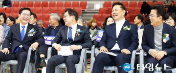 ‘장종태’ 출판기념회에서 환하게 웃는 장종태·박범계·박영순·허태정