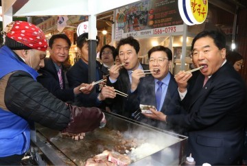 큐브스테이크 먹는 권선택 시장·박수범 구청장