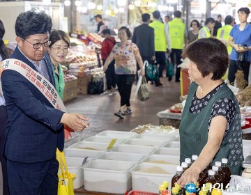 최충규 대덕구청장, 중리·법동시장 추석맞이 장보기 행사 진행