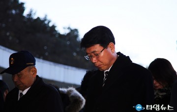 대전보훈공원 참배 드리는 이재관 대전시장 권한대행