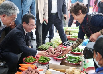 김영록 전남도지사, 순천 웃장서 민생물가 점검…‘소행성 프로젝트’ 발표