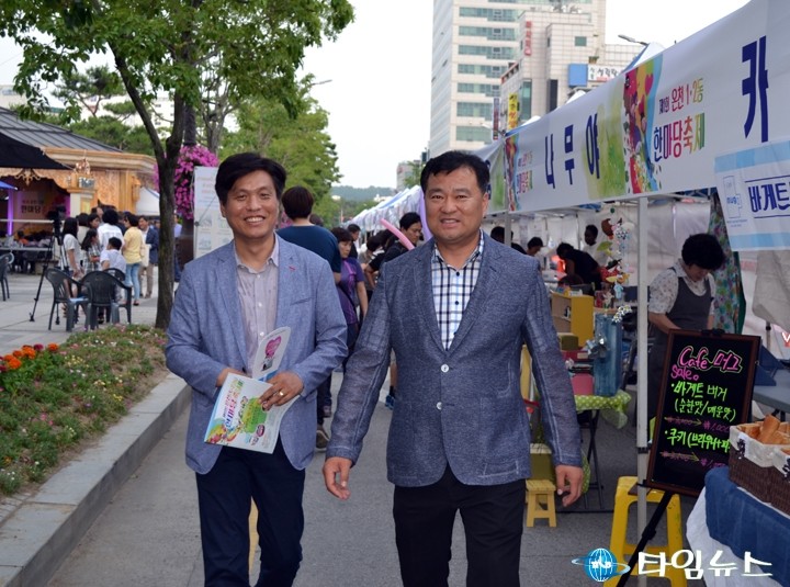 조승래·송대윤 의원, 온천동 마을 축제 둘러보기!