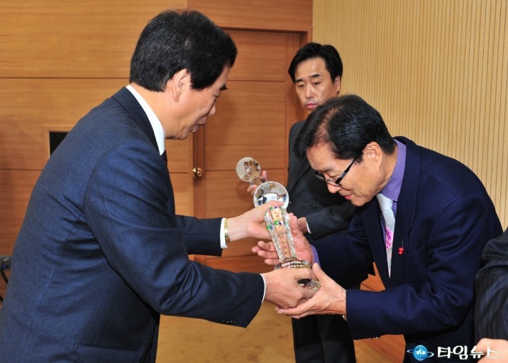 해외수출 향상과 일자리창출 유공기업체, 근로자에게 표창수여