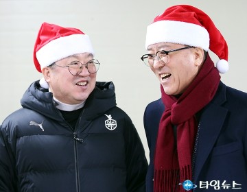 성탄절 현장 밝힌 산타모자 속 이장우 대전시장·조원휘 대전시의회 의장