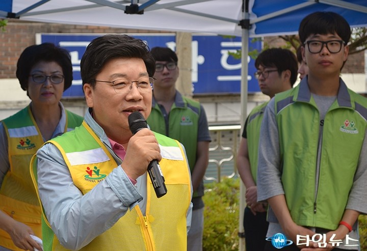 권선택 대전시장, 나무 심고, 도배·벽화그리기!
