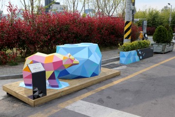 동명동에  이색 디자인쓰레기통 시범 설치한 광주시 동구