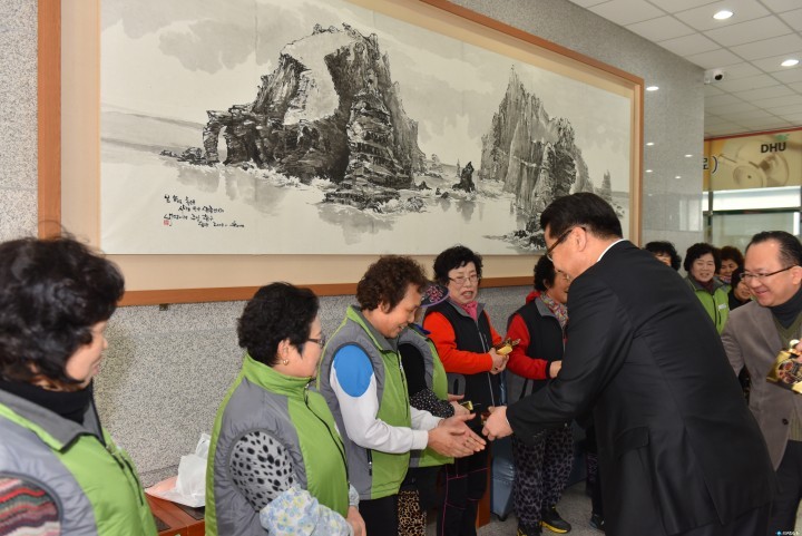 대구한의대 변창훈 총장, 교내 환경미화원에게 사탕 전달