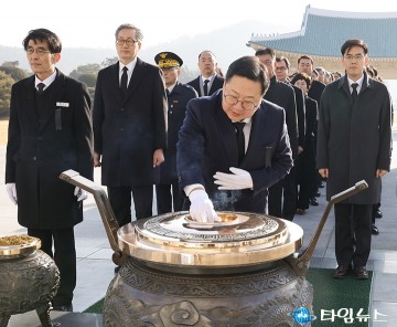 새해 맞아 대전현충원 참배하는 이장우 대전시장