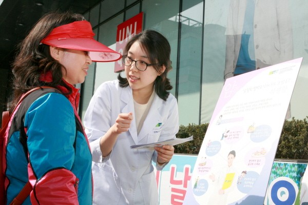 순천향대천안병원 교직원 암예방의 날 길거리 캠페인 시민에게 암예방정보 전달