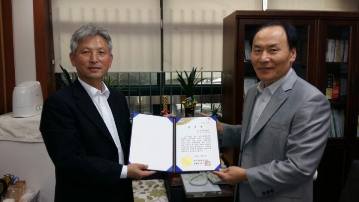 청주시농업기술센터 신품종 보급으로 감사장 받아