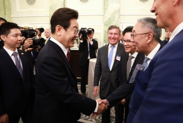 이재명 대통령, 박지원 두산에너빌 회장과 악수 "한국, 조선분야 美의 유일 파트너…원전협력 확대"