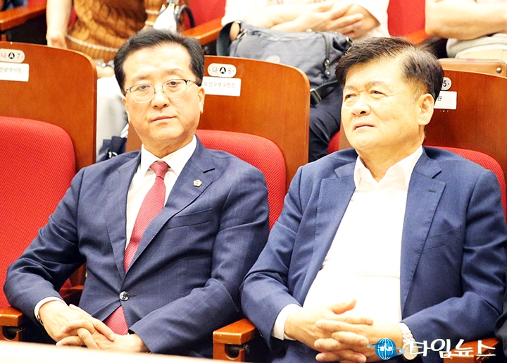 ‘우리동네 사업설명회’에 참석한 조원휘 대전시의장과 김동수 구의장