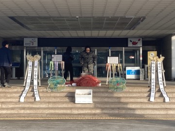 전지선, 고립무의 가세로 '토호세력 측근과 후일도모? 즉시 사퇴' 1인 시위..