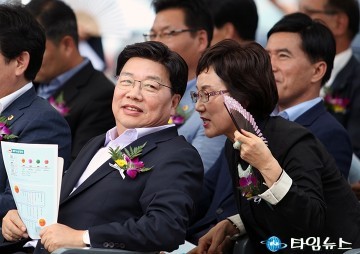 권선택 시장·최선희 의원, 앞뒤로 대화!