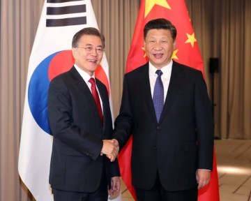 [속보] 문 대통령, 중국 시진핑 주석과 첫 정상회담