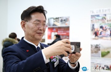 제21회 대전·충남 보도사진전 둘러보는 김제선 중구청장