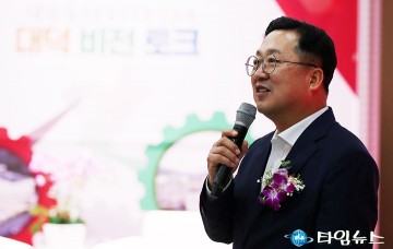 ‘대덕비전토크’에서 인사말 하는 이장우 대전시장