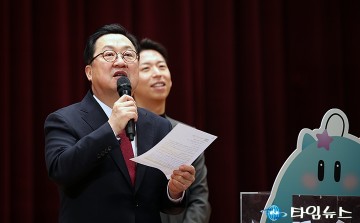 퀴즈 한 문제, 웃음 한가득…이장우 대전시장의 색다른 정례조회