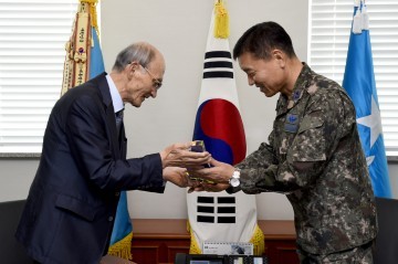 내수읍 공군 제17전투비행단장에 감사패 전달